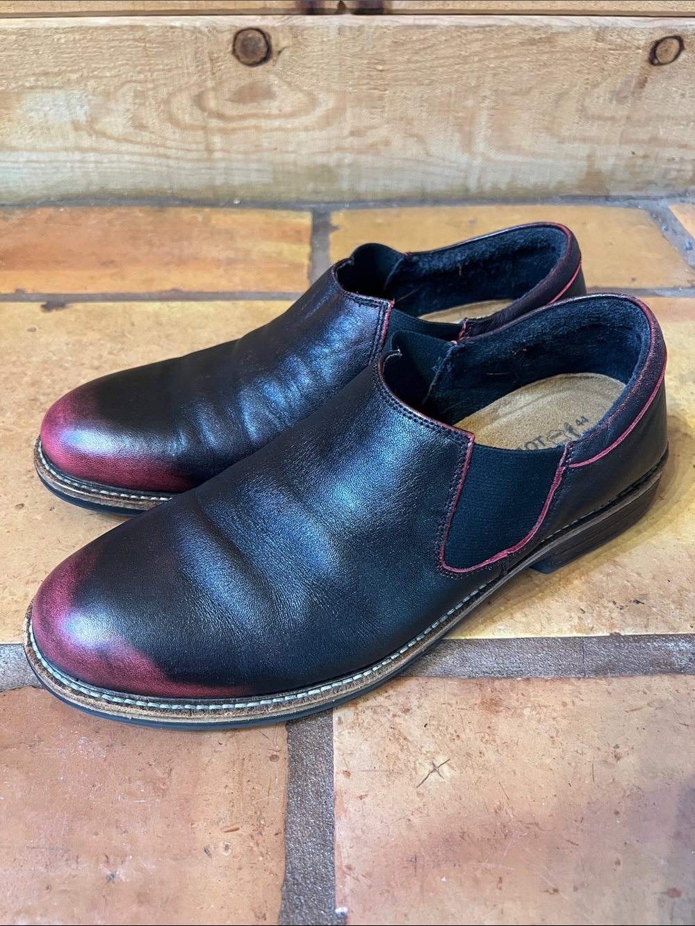 Naot Director slip-on shoes in a black and burgundy fade color sz 44 (11 US)